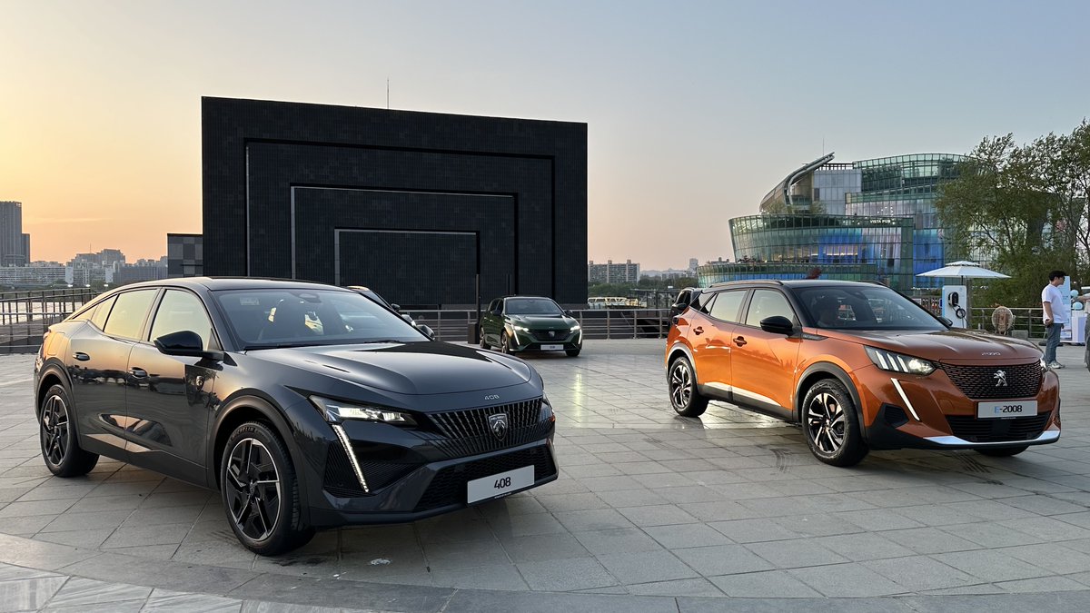 The scenic Banpo Hangang Park on the Han River in Seoul was the location for a @Peugeot Korea roadshow this month. Visitors were invited to a picnic with #Peugeot, with the newly-launched new #Peugeot408 to be discovered alongside the rest of the Lion range.