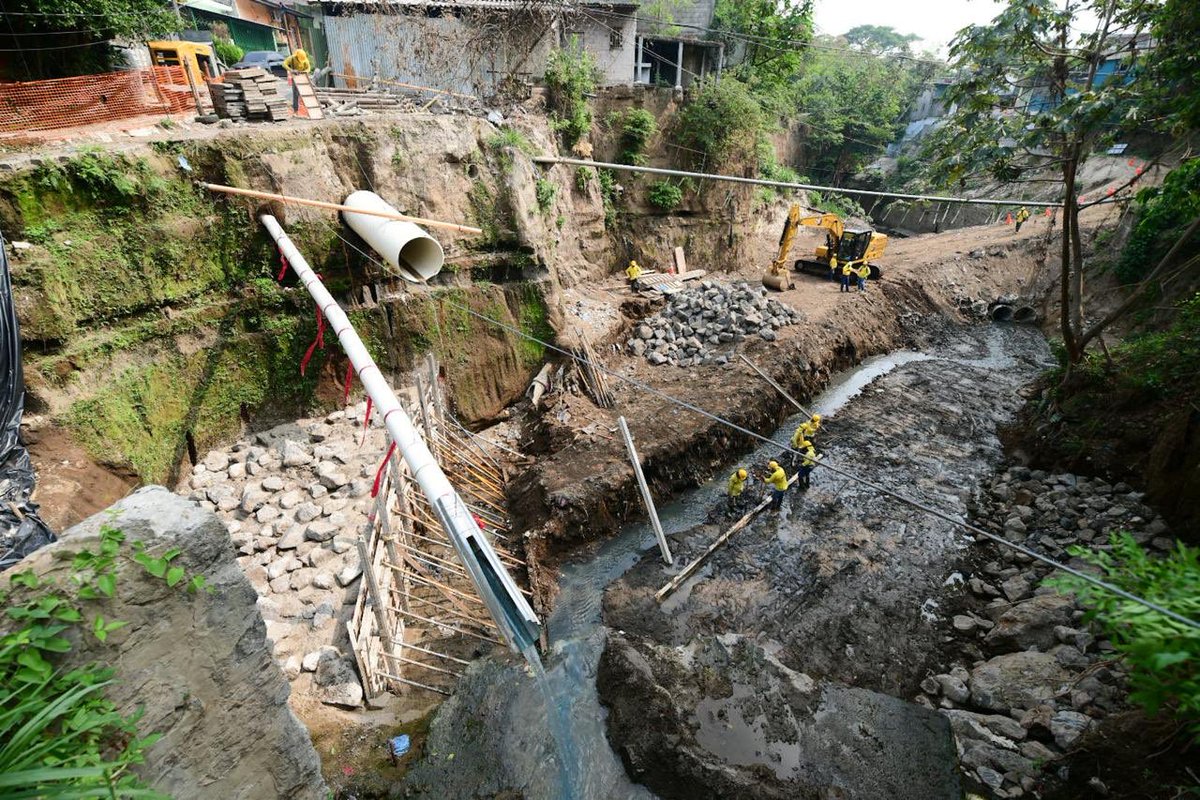 #NRSV | La macizada de @ObrasPublicasSV anda con todo en los proyectos de mitigación en colonia El Manzano, del Barrio San Jacinto.