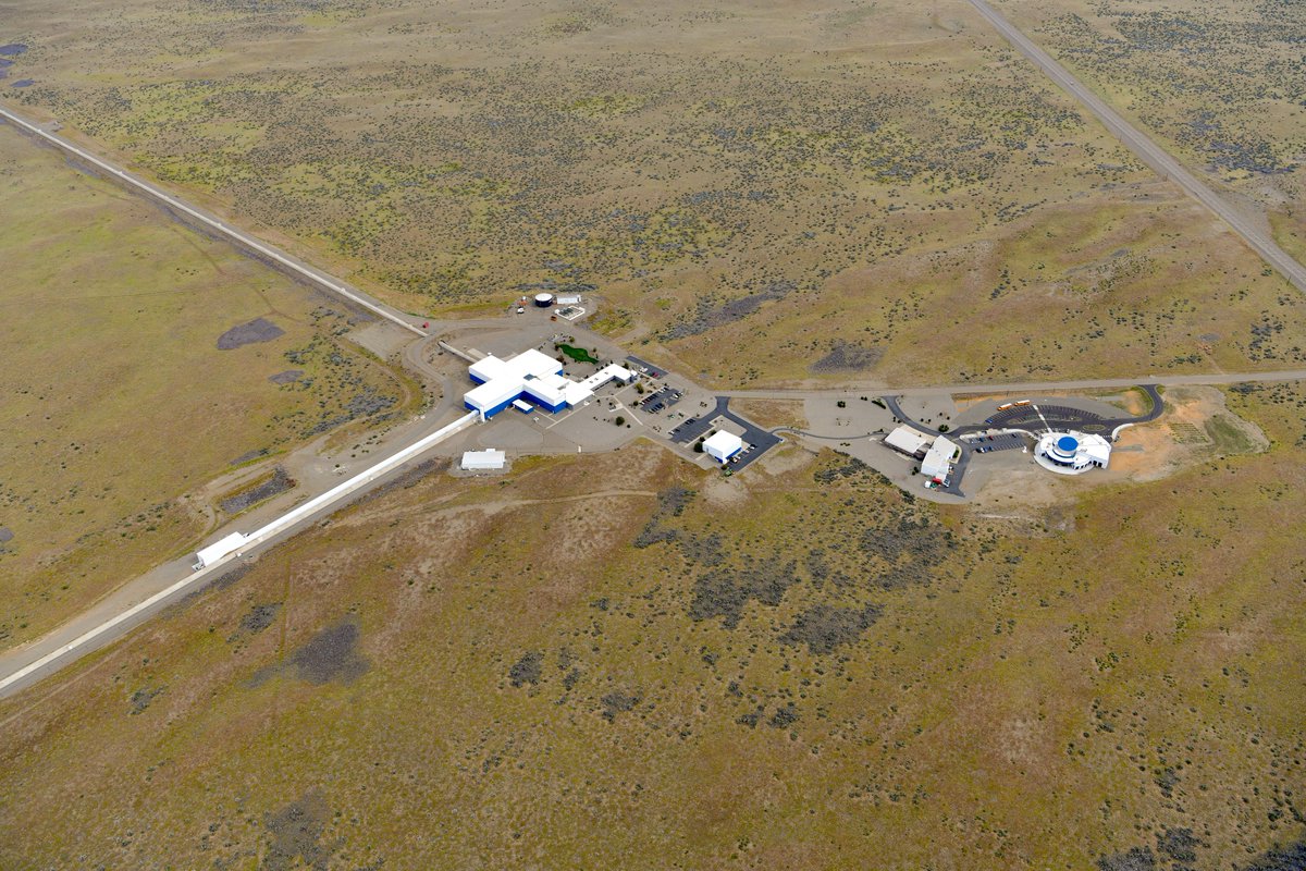 Aerial photo of the #LIGOHanfordObservatory Corner Station area from May 2023.
Here you can see parts of both x&y arms, Corner Station, and other support/operations buildings + LExC (during a field trip!).
📸
#GravitationalWaves #LIGOHanford #LIGOWA #LIGO #LIGOVirgoKAGRA #aerial