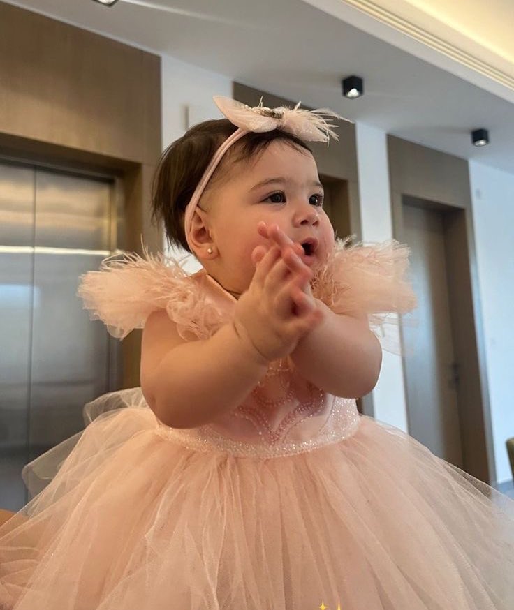 Provando para os pais dela que ela tá super feliz com a dinda