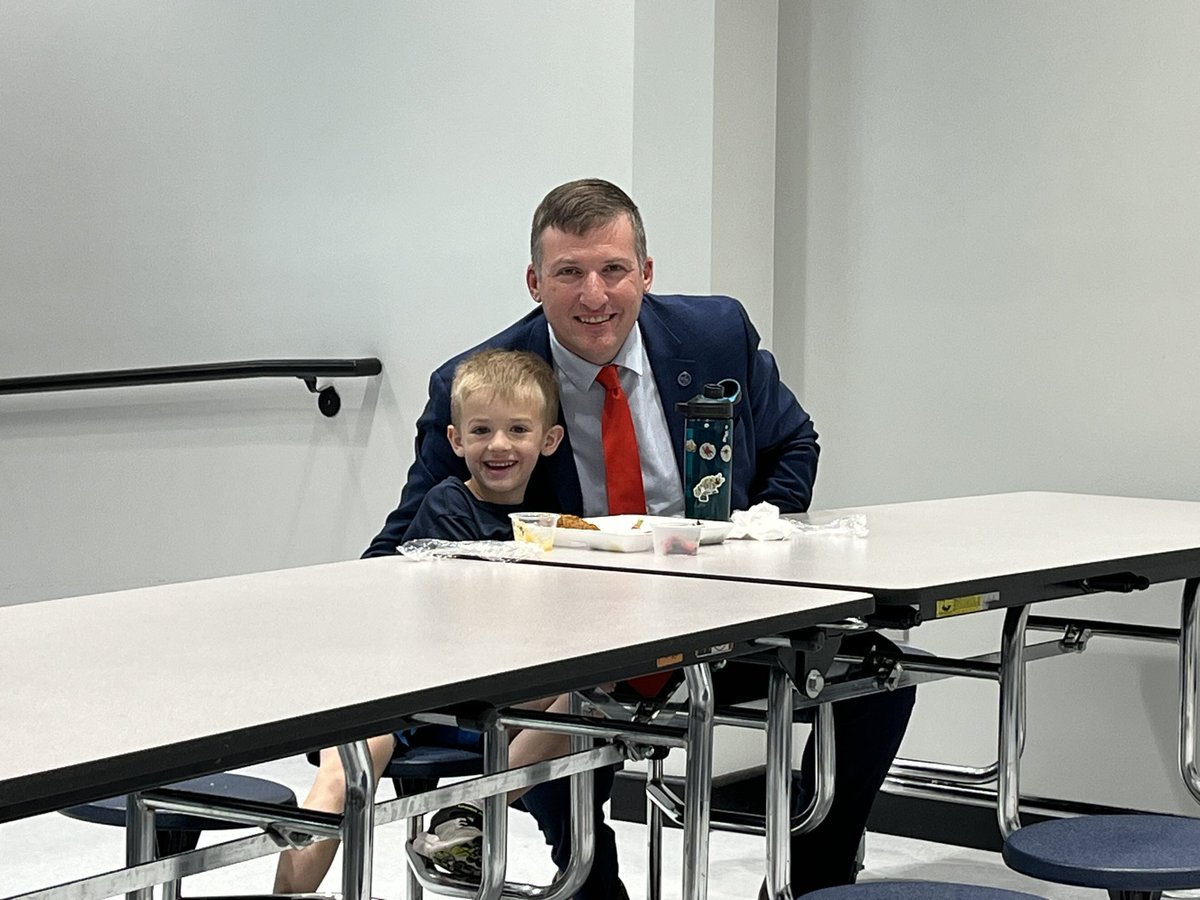 A tasty lunch with a special visitor, @danielevansplc today at Lynn Fanning Elementary School @MadCoSchools #ThePowerOfUs #LetsGrowTogether