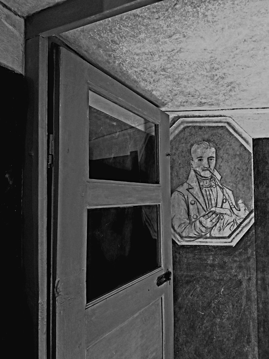 ◾️🤍◾️🩶🩷🖤🤍🖤🩷🩶◾️🤍◾️
Door of the private bathroom of Count Vittorio Cacherano della Rocca with his portrait 
#AdoorableThursday