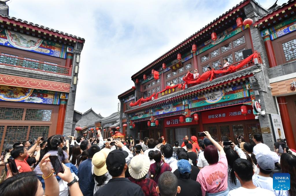 In pcis: People enjoy May Day holiday across China