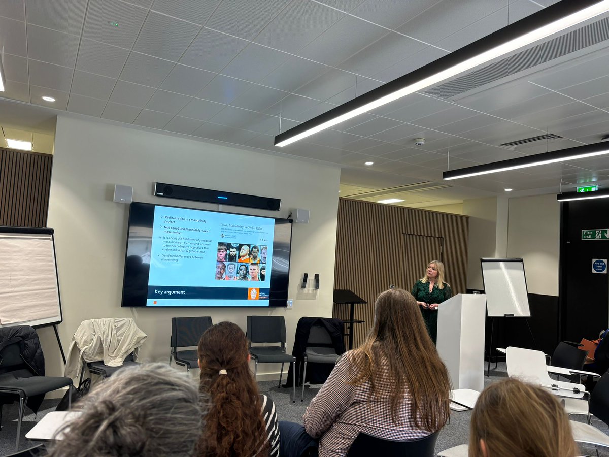 “Gender is about power, and gender is the backbone of extremist groups – their ideology, culture & behaviours”@lizzypearson in discussion with @lizziedearden @rashadzali1 @DavidDuriesmith @Akil_N_Awan at our Gender, Masculinity & Radicalisation roundtable w/ @GenderRHUL yesterday