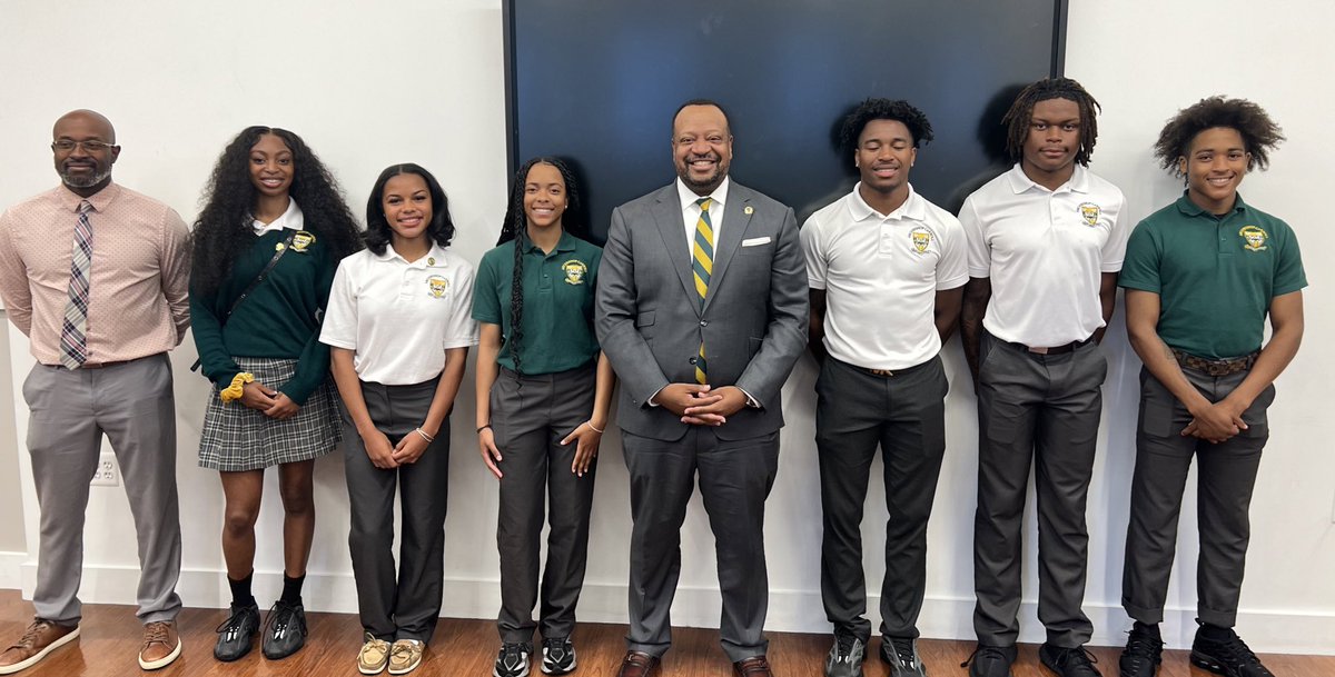 The @ACHSWashDC Board of Directors was treated this morning when the national record-breaking women’s & men’s @ACHSTrackField relay teams & @CoachBakare stopped by our meeting.  So proud of these amazing student-athletes with low times and high GPAs! #proudalum #proudboardchair