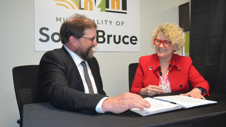 A deep geologic repository hosting agreement between the municipality of South Bruce and @NWMOCanada was signed following a vote by the municipality's council on 1 May #nuclear tinyurl.com/23b6yatu