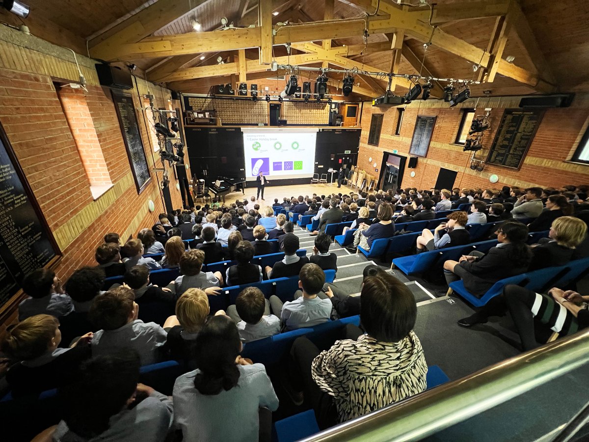 What do students and sustainability have in common? They're the future! 🌲 🌎 👨‍🎓 👩‍🎓 Many thanks to Dulwich Prep London for inviting Pavegen founder and CEO Laurence Kemball-Cook to an amazing technology day. #sustainability #pavegen #cooltech #innovation #greenfuture