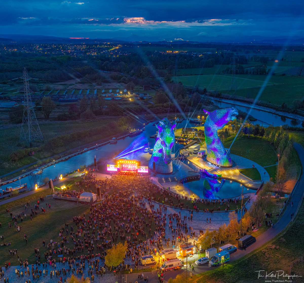 A throwback to Saturday's 10th Birthday Celebrations at The Kelpies. If you look closely in the distance you may even see The National Wallace Monument and Stirling Castle shining brightly 😍🏴󠁧󠁢󠁳󠁣󠁴󠁿

#TheKelpies #WallaceMonument #StirlingCastle #Scotland #VisitScotland #Falkirk