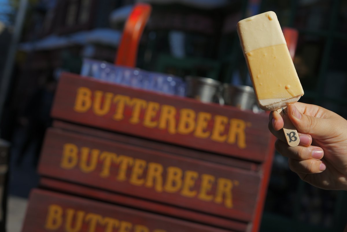 The new limited-time Butterbeer ice lolly has arrived AND Butterbeer Season has been extended until June 2. Enjoy biting into a shell resembling a freshly poured mug of the beloved beverage to find a perfectly creamy Butterbeer filling - in addition to the other seasonal treats.