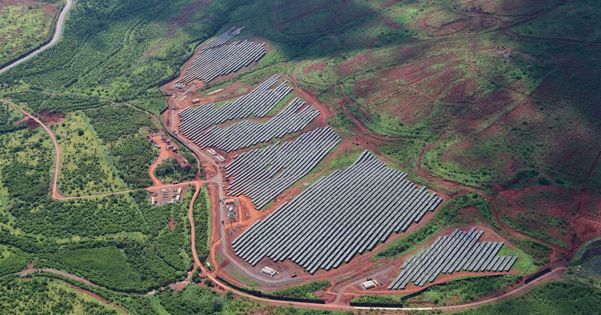 #ICYMI: AES Hawaiʻi's solar-plus-storage project is now energizing West Oʻahu! Spanning 66 acres on University of Hawaiʻi land. This solar farm's activation marks a significant step towards green, renewable energy.🌱 bit.ly/4aErHGP #SolarEnergy #SustainableHawaii