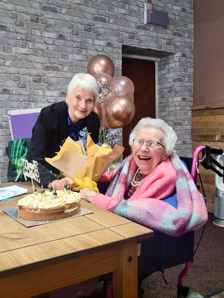 This is Margaret Inett of SI Brixham at her 100th birthday celebration with Regional President Margaret. 
Margaret Inett is the longest serving Soroptimist ever with 75 years under her belt!
Our warmest congratulations to Margaret on a superb achievement! 💐
@SIGBI1