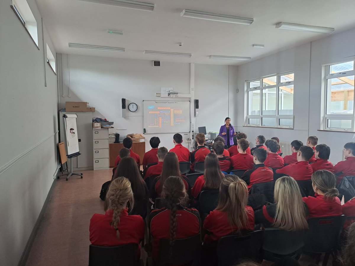 A huge thank you to sports scientist and nutritionist Cathy Kolbohm who presented to students on wellbeing and nutrition this week. Cathy outlined the benefits of diet, nutrition and physical health to our senior cycle students. #activeschoolweek #asw24 #getactive #wellbeingweek