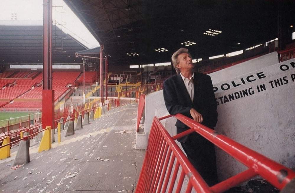 #OnThisDay 2nd of May 1992

Denis Law takes a final look at the Stretford End before it is torn down.

#KingOfTheStretfordEnd