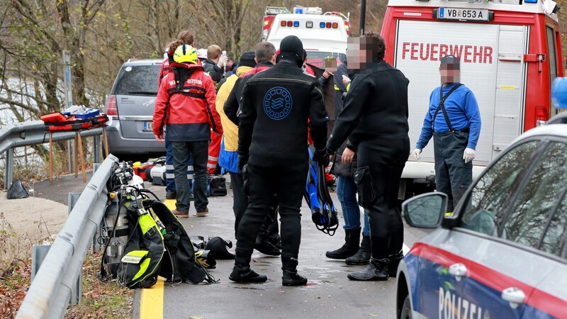 Tragisch endete der Tauchgang einer dreiköpfigen Gruppe am Donnerstag am Attersee in OÖ. Einer der Sportler bekam an der berühmt-berüchtigten Schwarzen Brücke Probleme und starb kurz nach seiner Rettung: krone.at/3360770