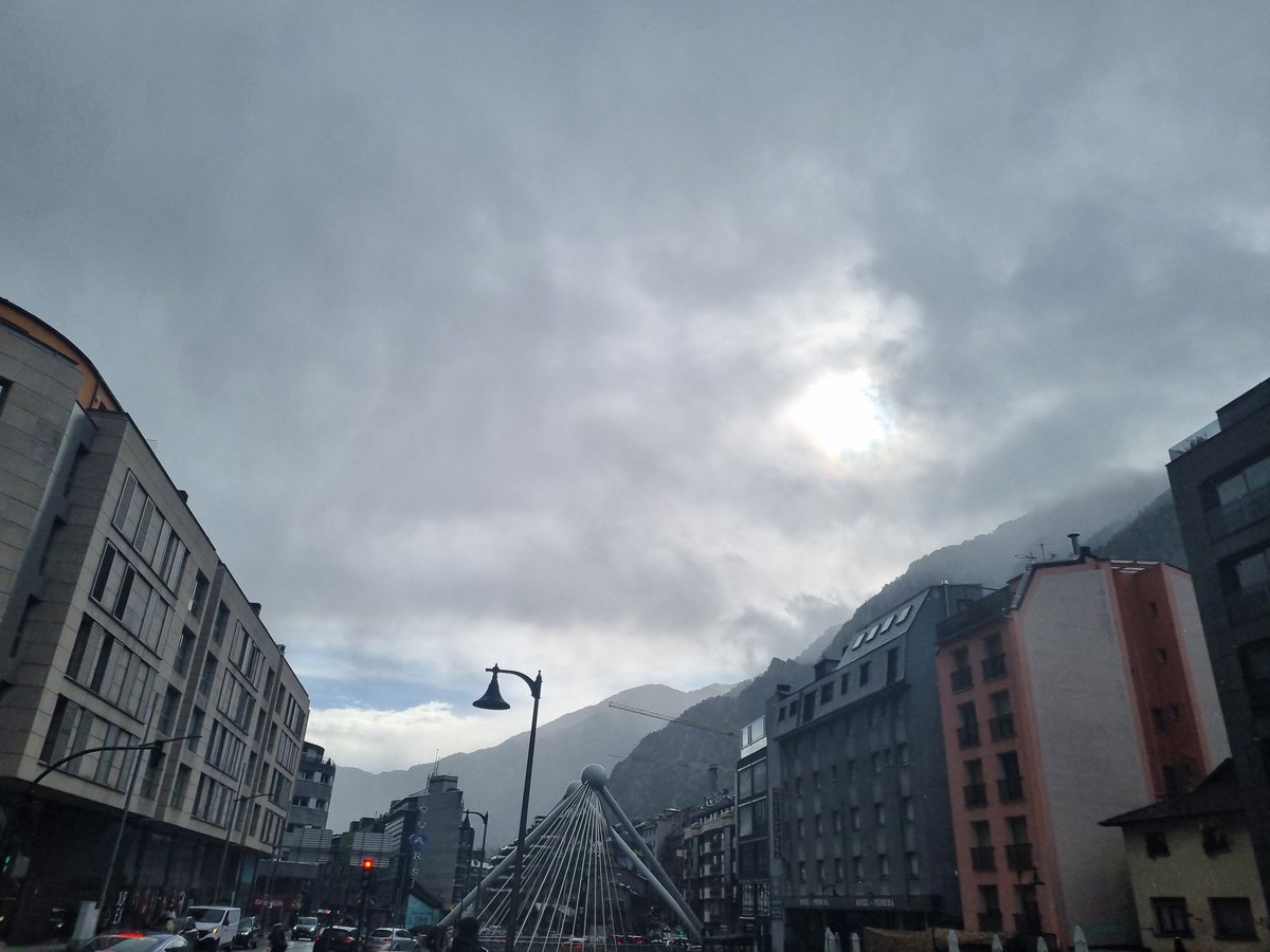 Plovent a #andorralavella #andorracapital #andorra #meteo #meteoandorra