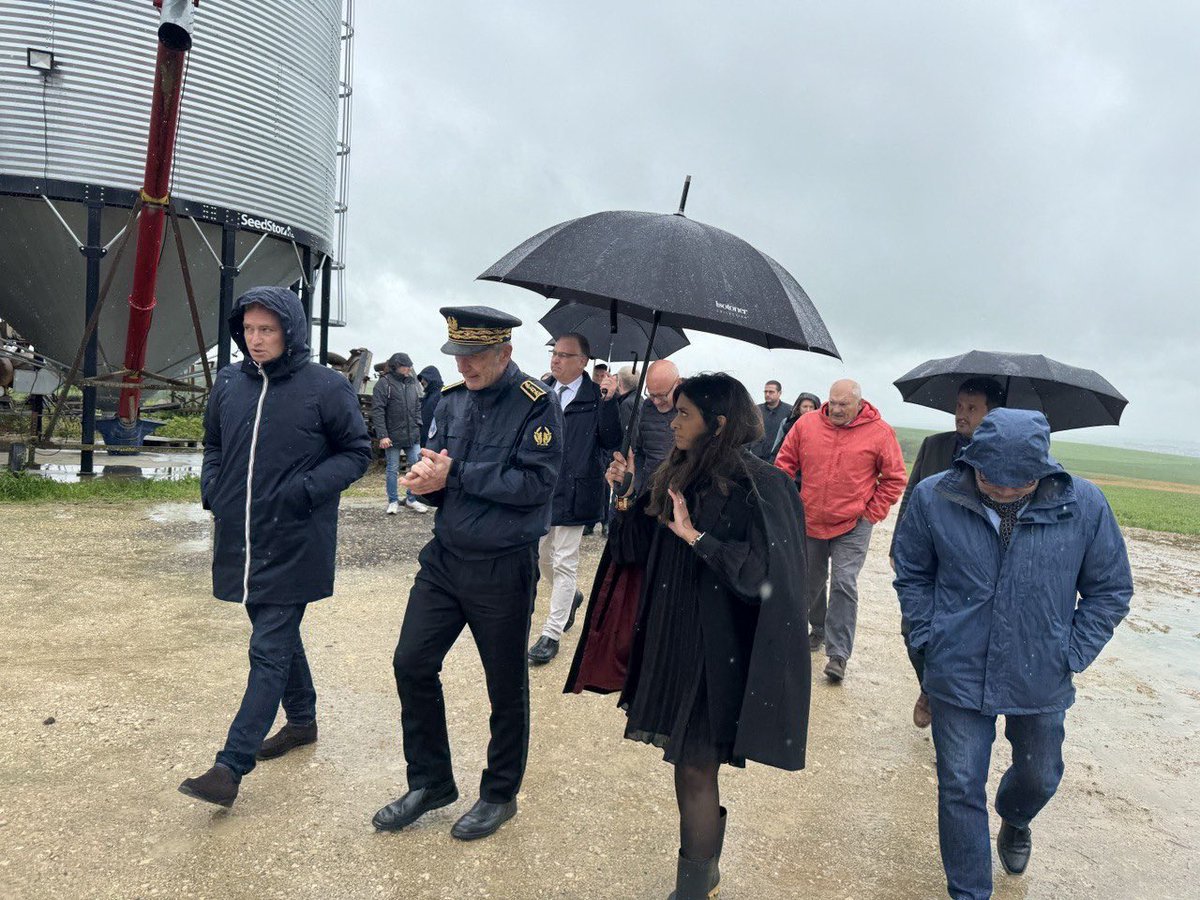 Dans l’Yonne, je suis venue apporter le soutien du Gouvernement aux agriculteurs et aux viticulteurs touchés par la grêle. Comme l’a souligné @MFesneau, l’État interviendra pour les plus touchés via l’indemnité de solidarité nationale du nouveau régime d’assurance-récolte.