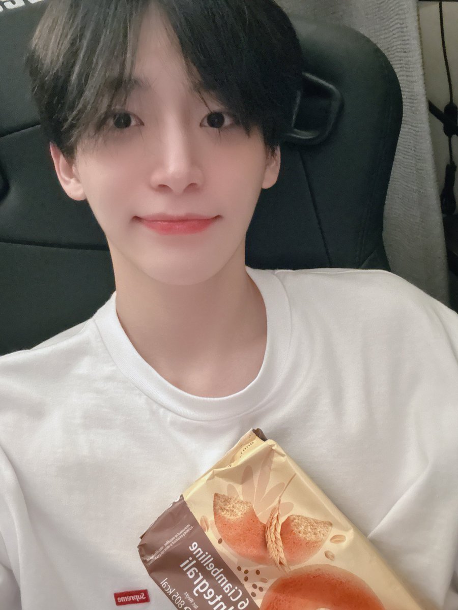 jungmo selfie to ease the ticketing stress 😮‍💨