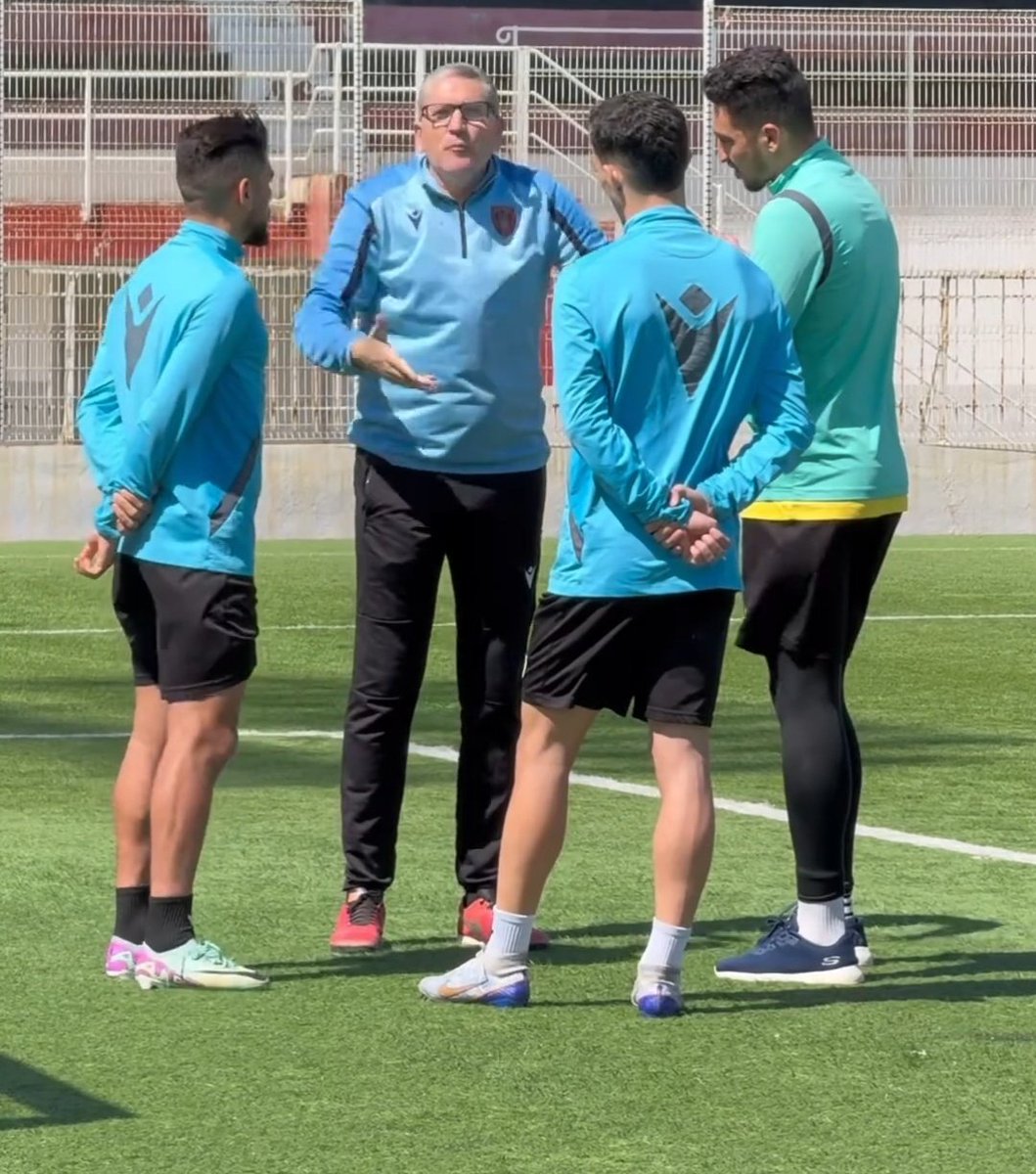 Officiel.. l'entraineur espagnol Juan Carlos Garrido a démissionné aujourd'hui de son poste d'entraîneur de l'@USMAofficiel. Garrido était très en colère contre les Kouloughlis de l'USMA et la fédération algérienne pour ne pas avoir joué la demi-finale contre Berkane 👏 #Algerie