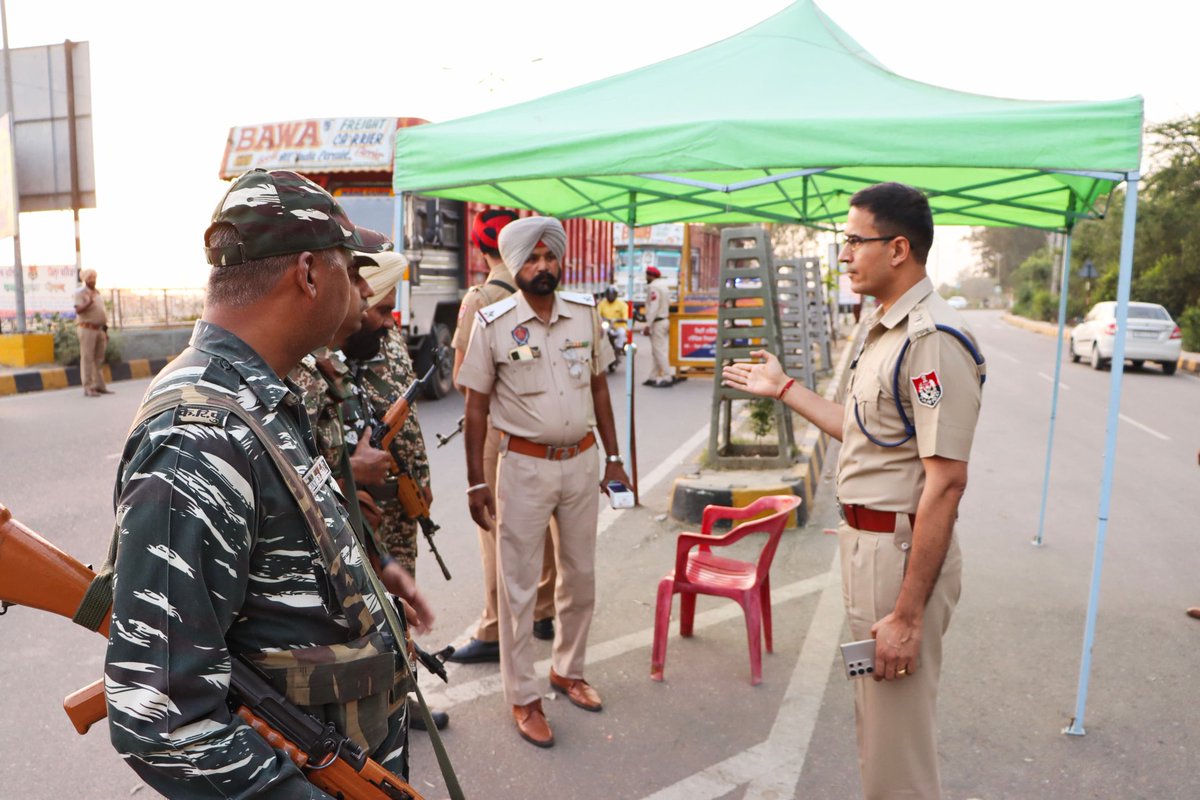 In view of #LokSabhaElection2024 SSP Bathinda checked the checkpoints installed regarding law & order duty and the Police force deployed at the checkpoints was briefed about their duties.

#elections2024
#fairelections2024 
#YourSafetyIsOurPriority