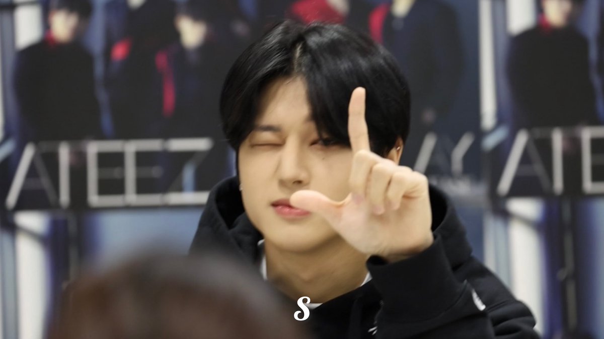 JWYcomfort's tweet photo. wooyoung doing L O V E sign with hand 🩷 https://t.co/YpRVyKAwut