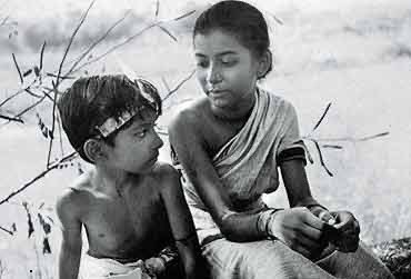 Satyajit Ray’s birthday. Each of his movies in 5 words. (Thread)  Sister dies. Boy leaves village.