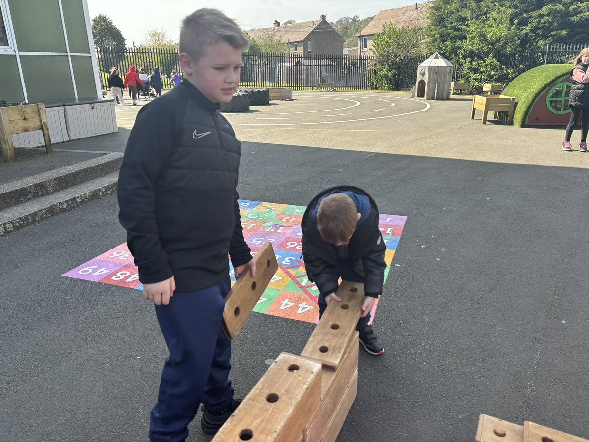 P1 had a fabulous afternoon with P7⭐️. We were planting wildflowers🌸. We completed a litter pick🗑️. We enjoyed having some free play with our buddies.