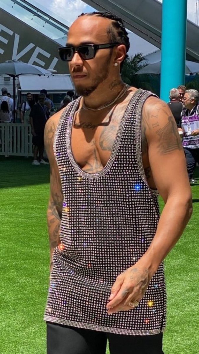 This Lewis sparkly top is super 🥵 shows off his great physique perfectly 💪🏻😎💜