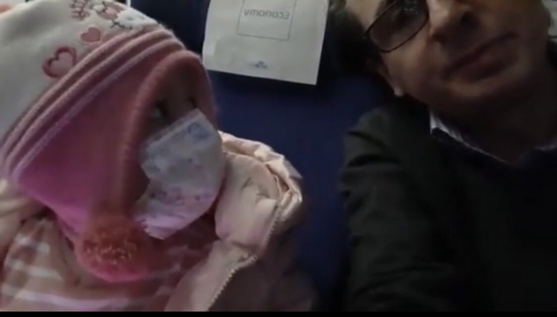 Voy a votar con esta imagen en la cabeza. Esta pequeñita de Cuautla diciéndole a su papá '¿tienes ganas de llorar?' poco antes de salir su vuelo a Suiza. Ana Lucía no volvió a México. Aquí estaban sus doctores confiables, pero no había medicina. Sus papás lo perdieron todo. 😢