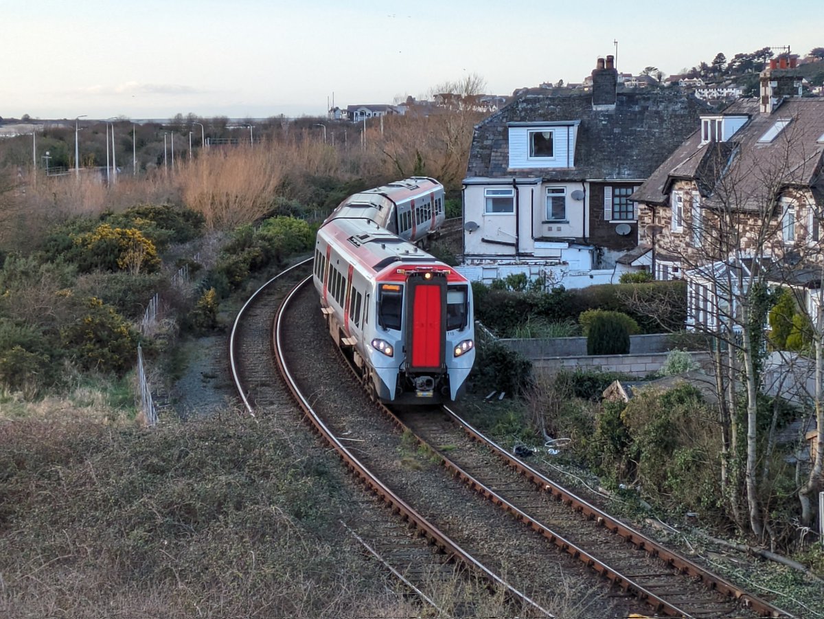 Do like this spot...

@tfwrail Class 197 'Civity' 197115 is seen rounding the curve into Llandudno Junction with a service to Blaenau Ffestiniog, replacing failed 197019.

24/02/2024