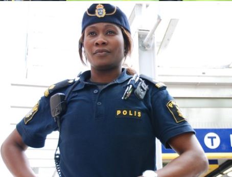 Thirty female police officers have been sacked across Sweden. The women are accused of providing gangs with intel to undermine investigations.

Race & gender-based recruitment have allowed gangs to insert members' girlfriends into law enforcement.

Stock photo