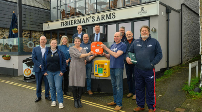 St Austell Brewery And Cape Cornwall Pilot Gig Club Co-Fund Newlyn Defibrillator catererlicensee.com/st-austell-bre… #Breweries #Hospitality #News.