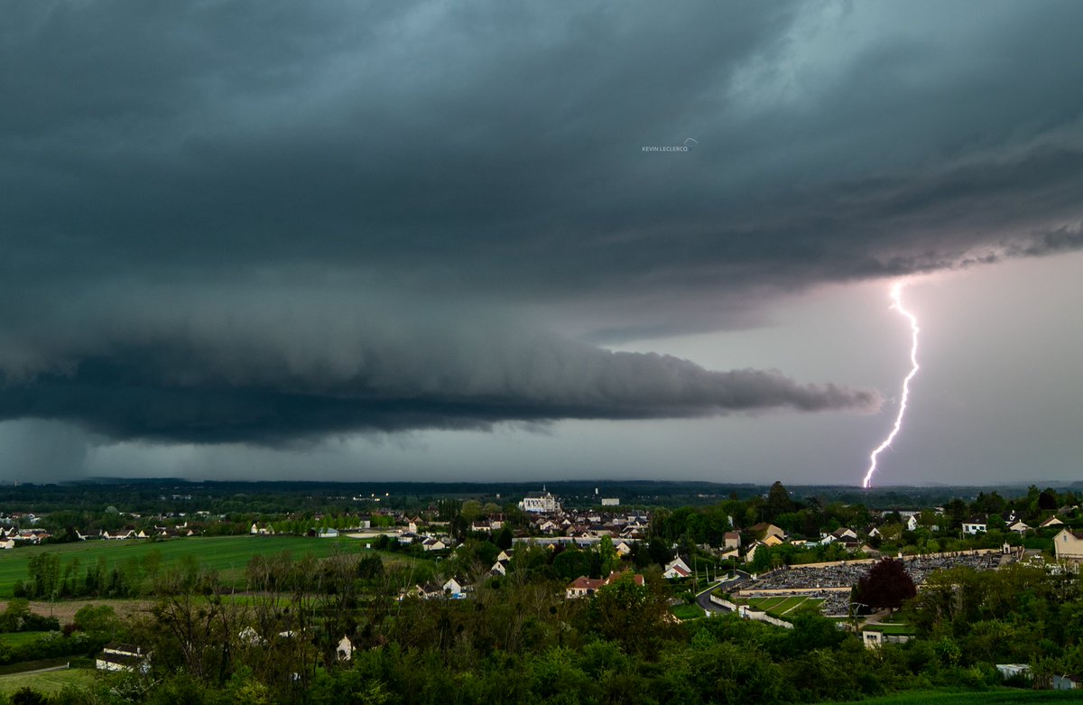 3 violentes Supercellules grêligène transiteront sur le département de l'#Yonne , dont celle ci malheureusement responsable des ravages sur les vignobles de #Chablis (89) ... ! ⚡📸 #orages #grele @KeraunosObs @meteofrance @MeteoExpress @infoclimat