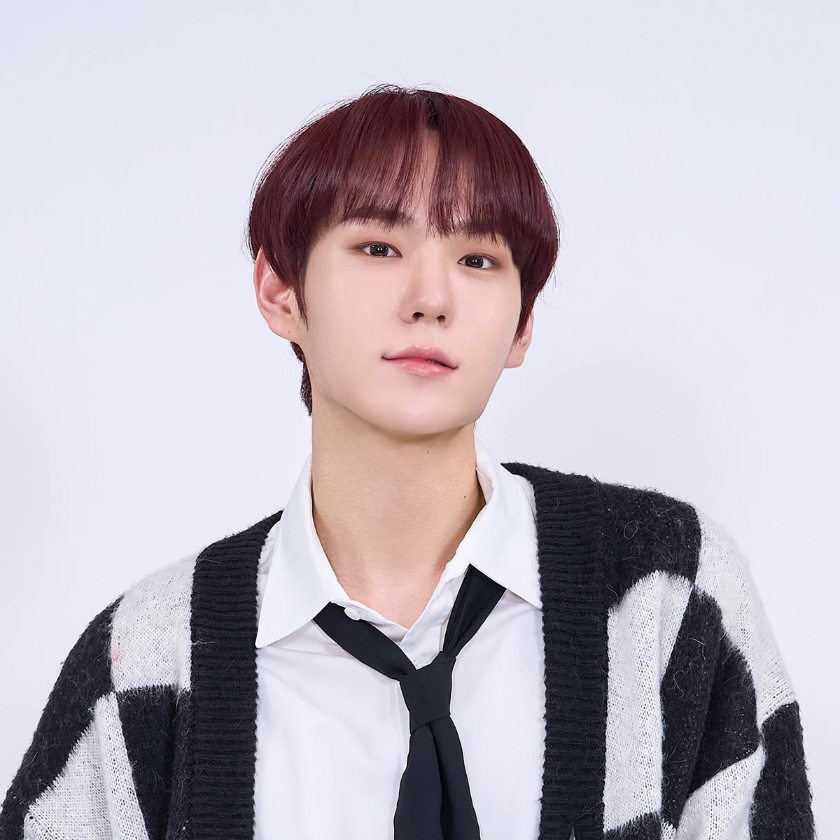 Former BDC member Hong Seongjun has announced through a recent Instagram live that he is enlisting soon, and will hold a special fanmeeting on June 8th before heading off to the military.
