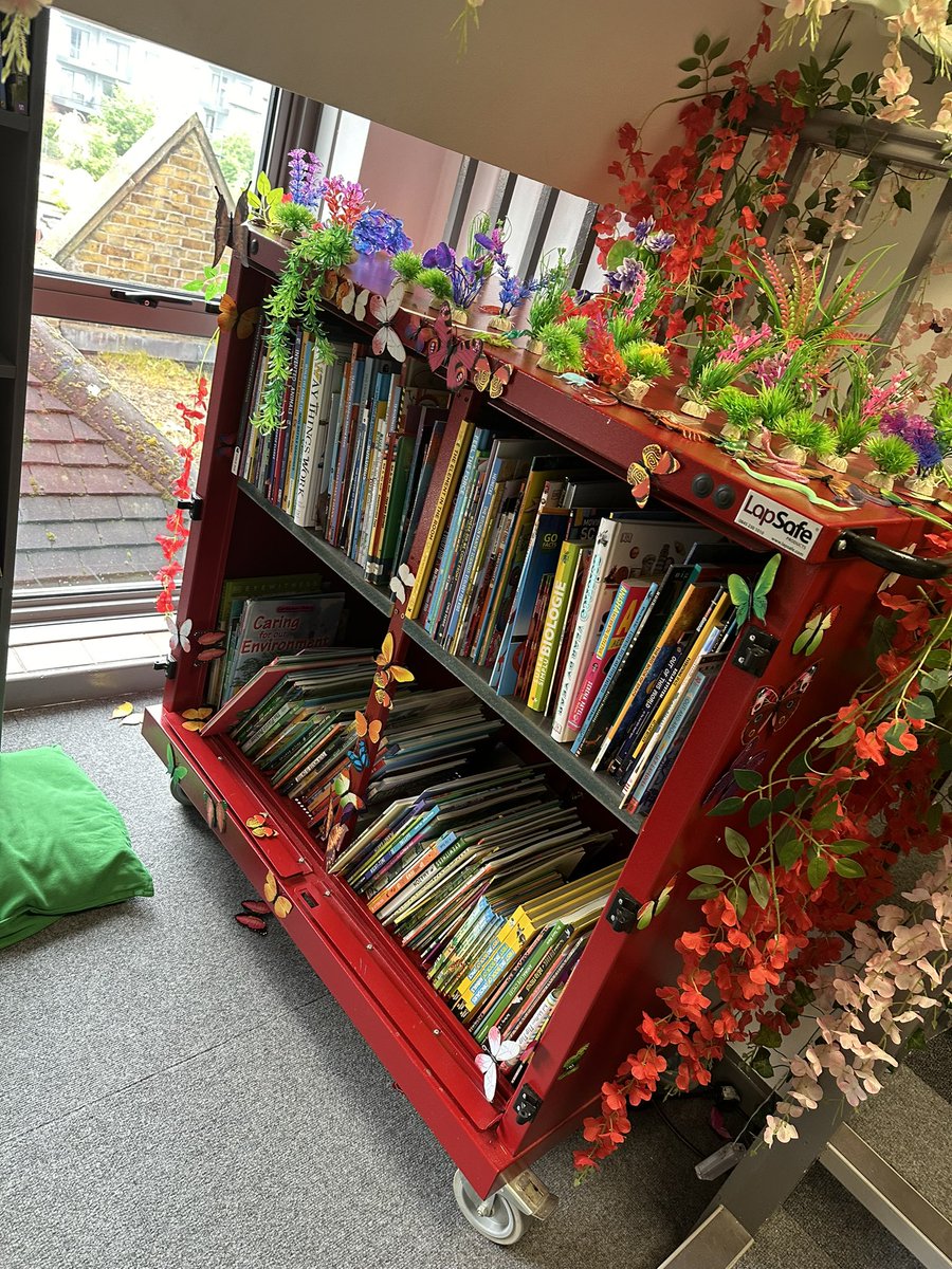 Such a lovely day visiting @HolyTrinityN17 seeing the impact of our pupils! The children wanted a special place to escape to with a book! Look what they created 💚 #Readingforpleasure