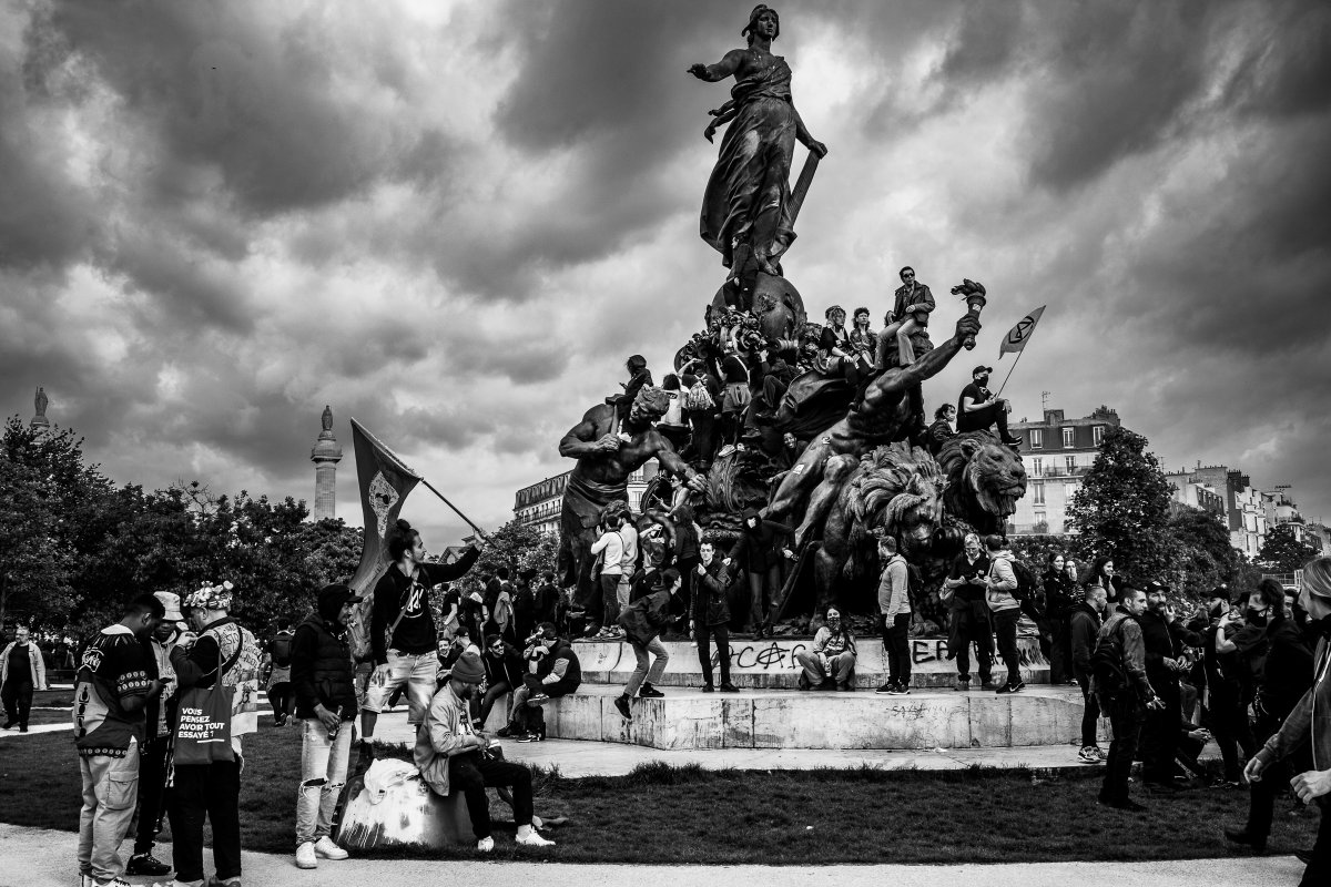 masisus's tweet photo. Celebrations turned intense as French riot police clashed with protesters during the May Day demonstration in Paris, France on May 1, 2024. 🇫🇷✊ #MayDayParis #ProtestLife #PhotoJournalism #ParisianVibes https://t.co/mMZyXZBpzG