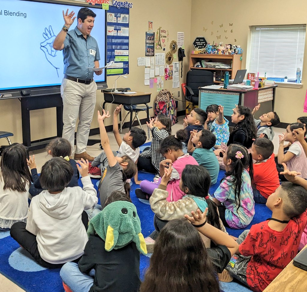 Thank you @amplify coach #MrScarnati for modeling a Grade 1 Unit 1 lesson 1 in English in a bilingual classroom @Spence_AISD @hlmorales1 @lacbrown1 It was great to see that our EBs were really engaged & excited to have a lesson in their L2. @SoRclassroom @CurriculumMatrs