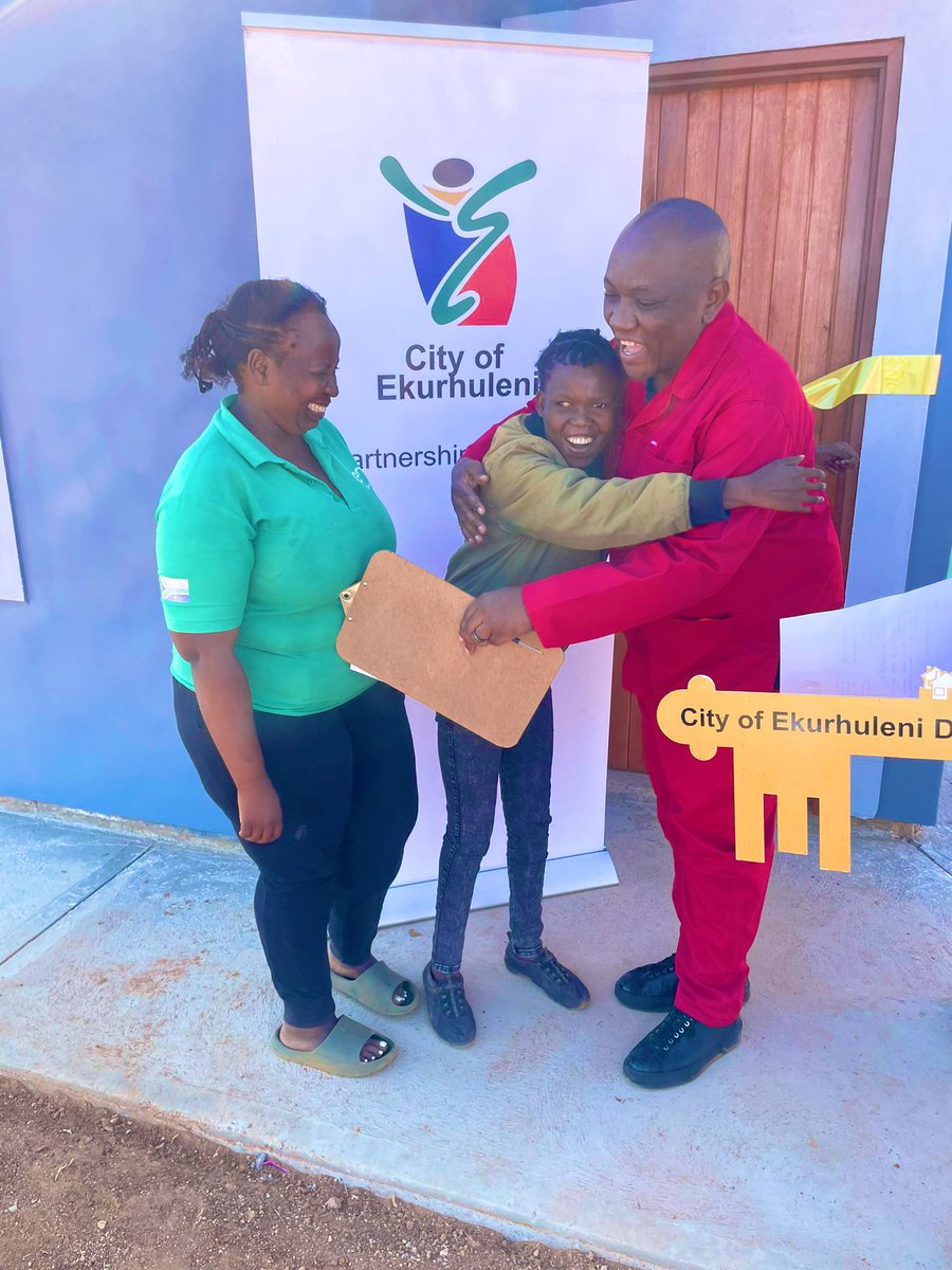 [IN CASE YOU MISSED IT]: EFF MMC for Human Settlement in the City of Ekurhuleni, Fighter @KgopeloHollo handed over houses to approved beneficiaries with special needs in Benoni today. The EFF government will ensure that access to a home is made an inalienable right in the…