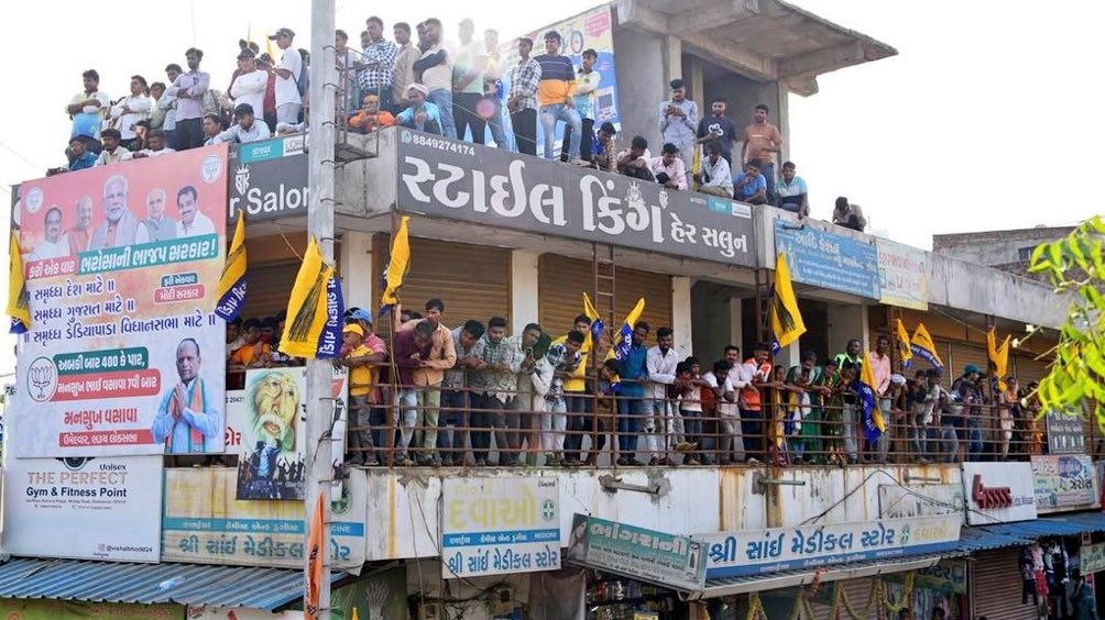 Scenes from Smt. Sunita Kejriwal roadshow in Bharuch seat of Gujarat🔥🔥

Imagine if Arvind Kejriwal was there😲