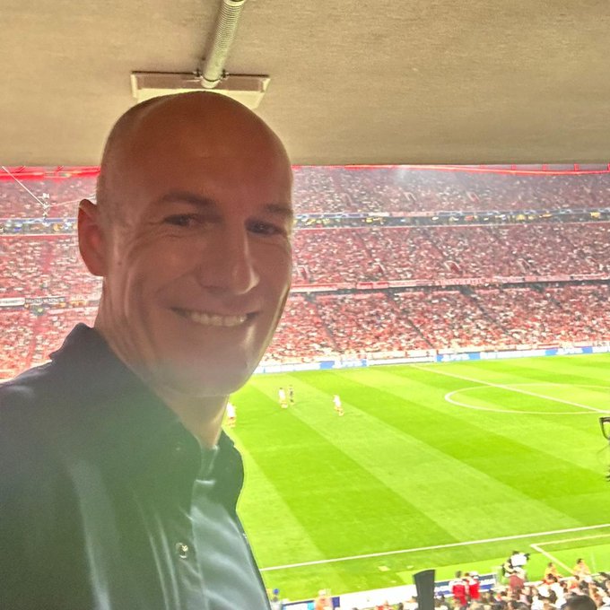 ¡Con Arjen Robben en el partido en casa ante el Real Madrid! 🏟️😍 ✨ Si aún no has visto nuestro VLOG del #FCBRMA, ¡no te lo pierdas! 👉 youtu.be/nn2vFko4BJw?fe… #FCBayern #MiaSanMia @ArjenRobben