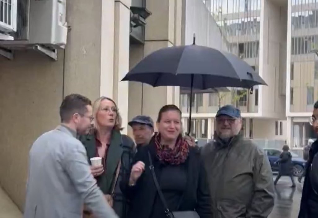 ➡️À la différence de @MathildePanot qui se fait tenir son parapluie quand elle se déplace et qu’il pleut. La porte-parole du gouvernement @priscathevenot n’a pas besoin qu’on lui porte son parapluie quand elle se déplace. Les bourgeois, c’est #LFI.