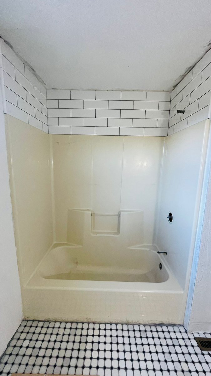 📸 Before and after pictures of Fiberglass Tub Sower Refinishing
📌 at Emily Ln, Peabody
.
#bathroomdesign #bathroomdecor #tubreglazing #tubrefinishing #boston #massachusetts
.
.
☎️ 617-848-0453
📧 info@baystaterefinishing.com
📍 121B Tremont St. Suite 12 Boston MA 02135