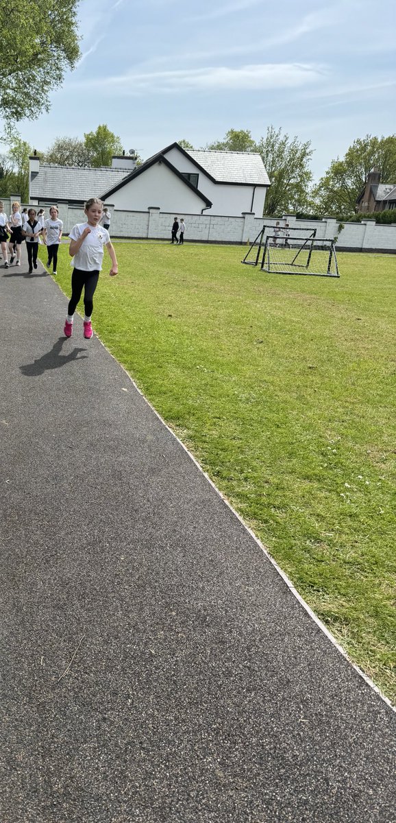 It was a warm #DailyMile this afternoon and @Broadoak_Year4 smashed it 🤩🤩 @_thedailymile