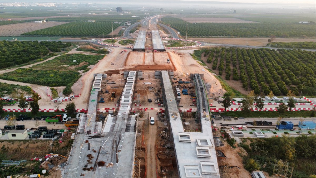 UC10SA's tweet photo. Nuestra obra del Viaducto del Pago de Enmedio (La Rinconada), ejecutada por la UTE @UC10SA  y OHLA para la Consejería de Fomento, Articulación del Territorio y Vivienda de la Junta de Antalucía en fase final y nos regala estas imágenes. @CEACOP, @CICCPDemAndaluc, @FomentoAND https://t.co/1D6PnPzE7G