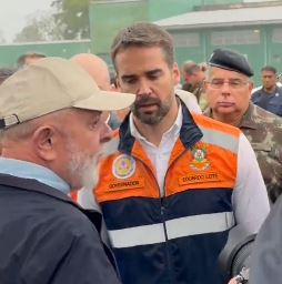 'Não permitirei que falte nenhum recurso para reparar danos causados por essa calamidade climática no Rio Grande do Sul. Estamos 100% à disposição do povo e do governo gaúcho para saúde, transportes, alimentos, enfim, tudo o que for necessário'. @LulaOficial em Santa Maria/RS