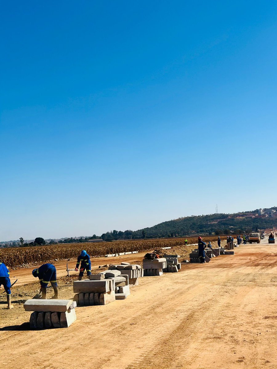 VP Chiwenga commended the fact that local contractors had been awarded the contracts for these projects. This move is in line with the government’s policy of promoting local and empowering Zimbabwean companies to participate in the country’s development. #NyikaInovakwaNeveneVayo