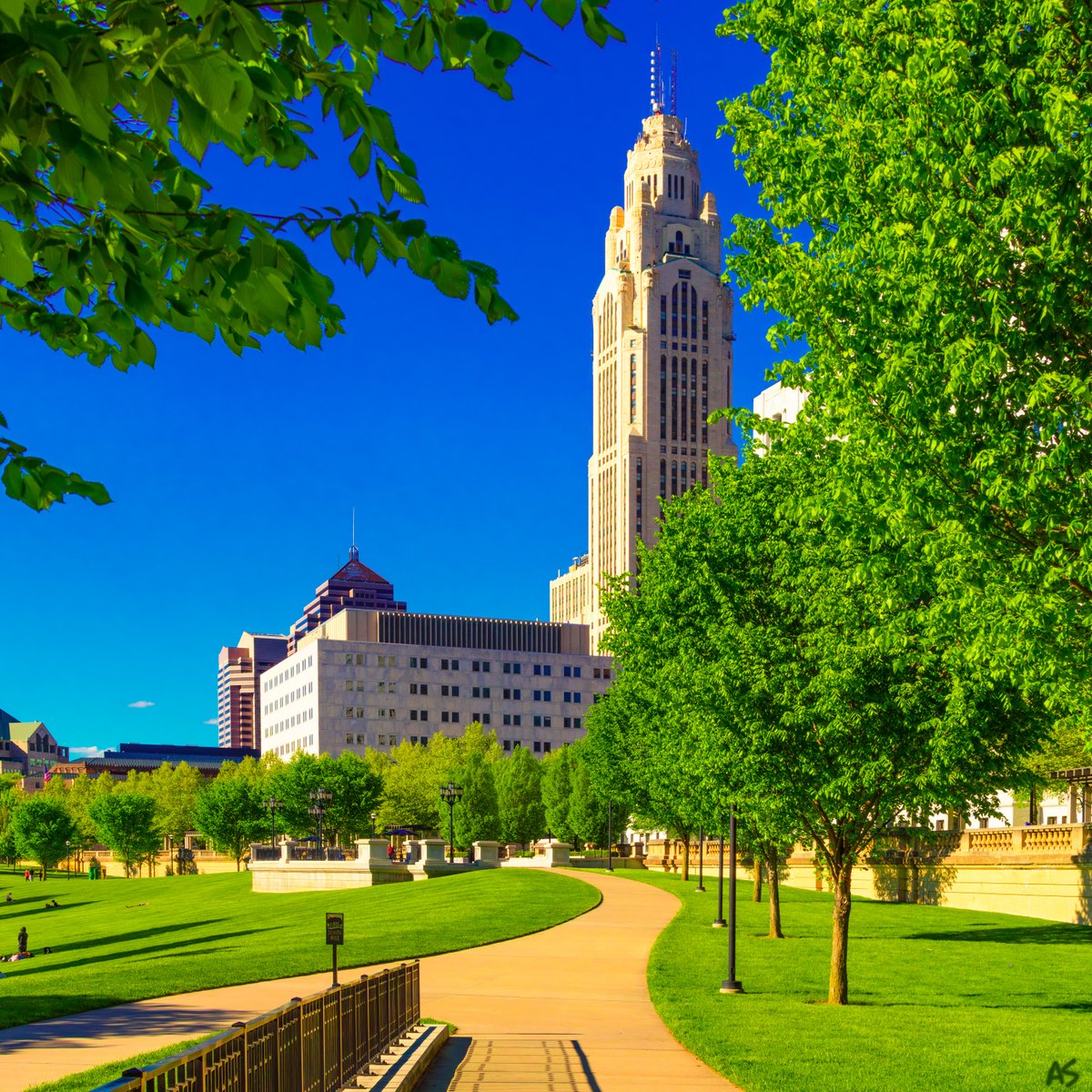 The Scioto Mile looks so fresh and so green. 🌳💕☺💕🌳 #promenade #cityscape