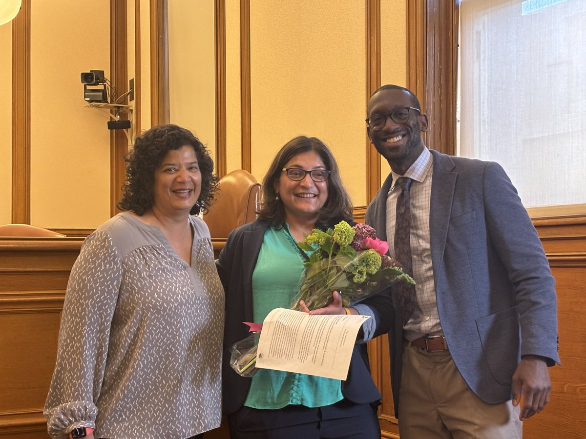 HSH One System Analyst, Swati, receives HSH’s staff recognition Limelight Award at today’s Homelessness Oversight Commission meeting. #Thankyou Swati for helping to make homelessness rare, brief and one-time.