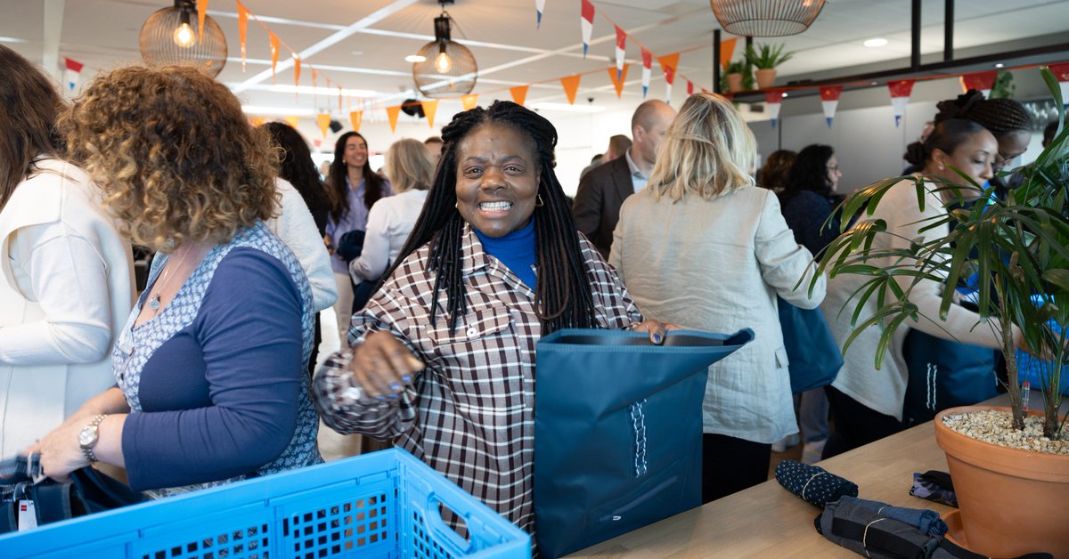 Rotterdam Progressers assembled care packages filled with essentials like socks, toiletries and sweet treats for those in need. These packages will be donated to the Salvation Army Rotterdam (@Legerdesheils ), known for providing support and guidance to homeless individuals.