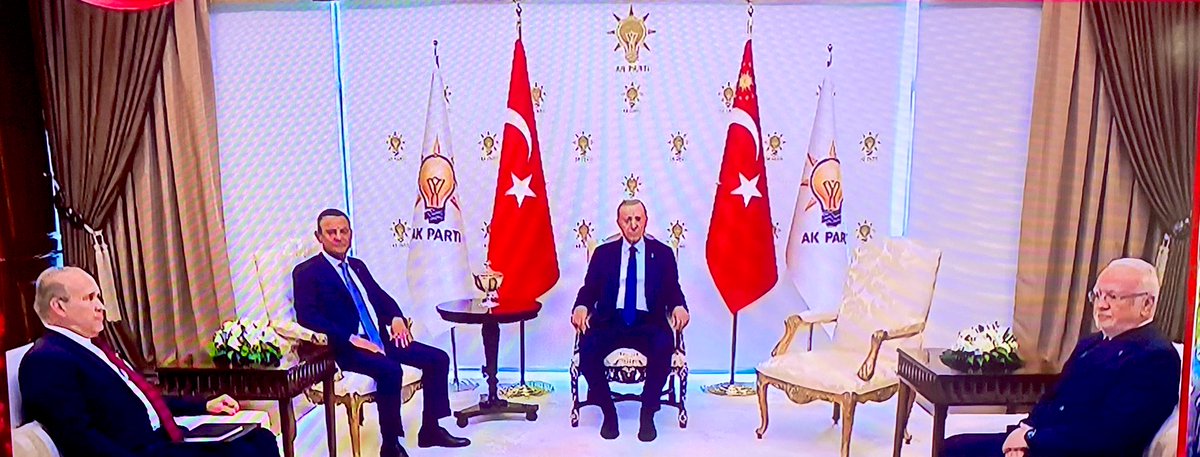 Cumhurbaşkanı koltuğunu Akp genelbaşkanlığına getirmiş onda oturmuş. 😅