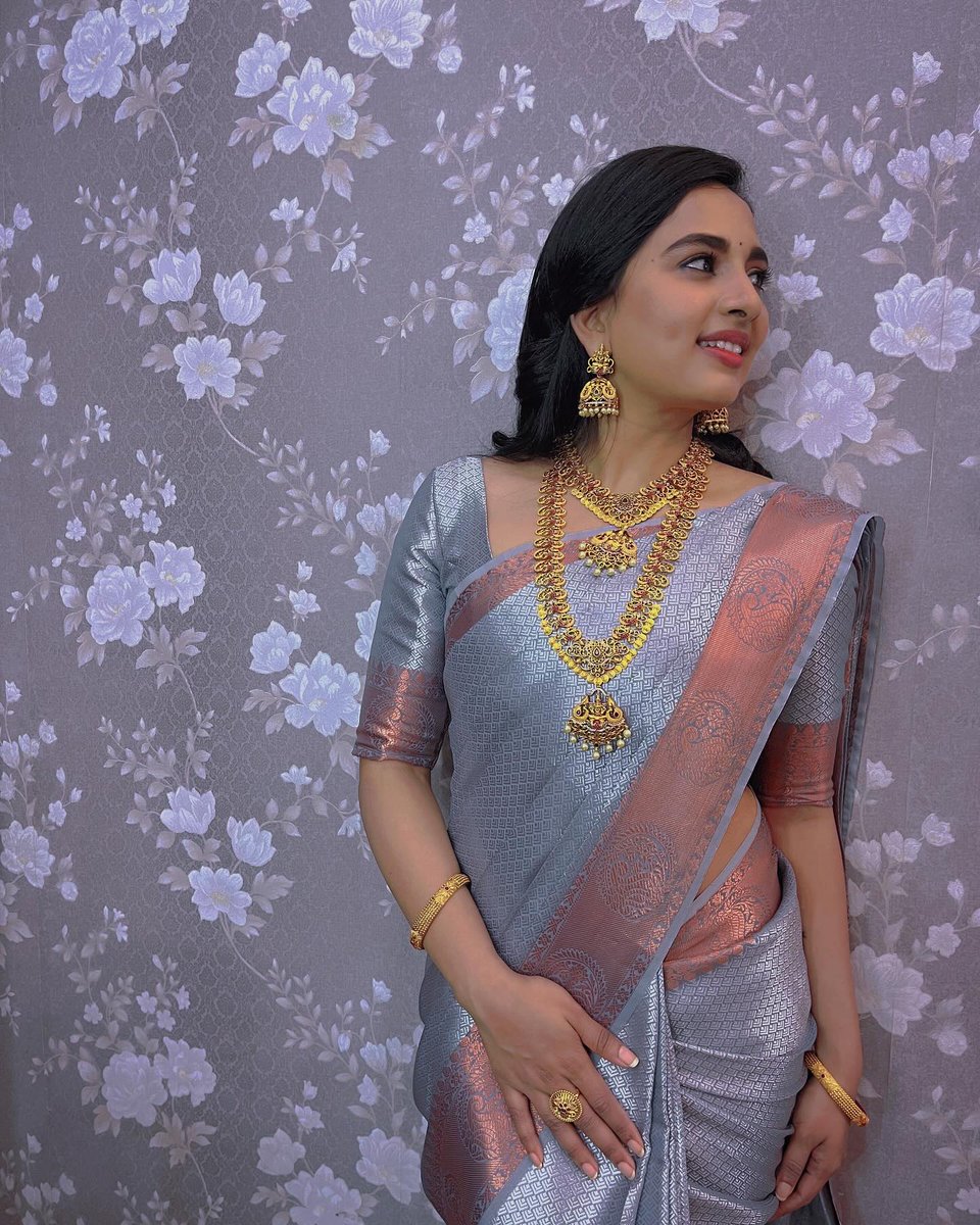 Srushti Dange must be captivating everyone with her stunning appearance! It's always nice to acknowledge when someone looks gorgeous. #SrushtiDange @srushtiDange #KollywoodCinima